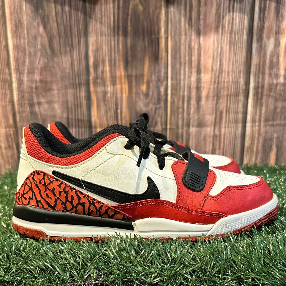 Youth Jordan Red and White Sneakers - Size 2Y - Picture 3 of 6